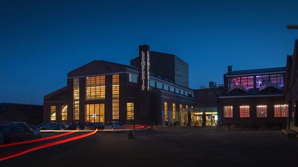 Theater-de-Kampanje-vooraanzicht-parkeerplaats-met-lichten-foto-Peter-van-Aalst-scaled