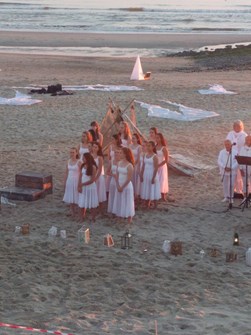 pardans op het strand witte foto