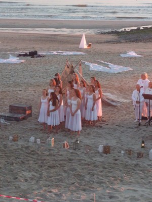 pardans op het strand witte foto